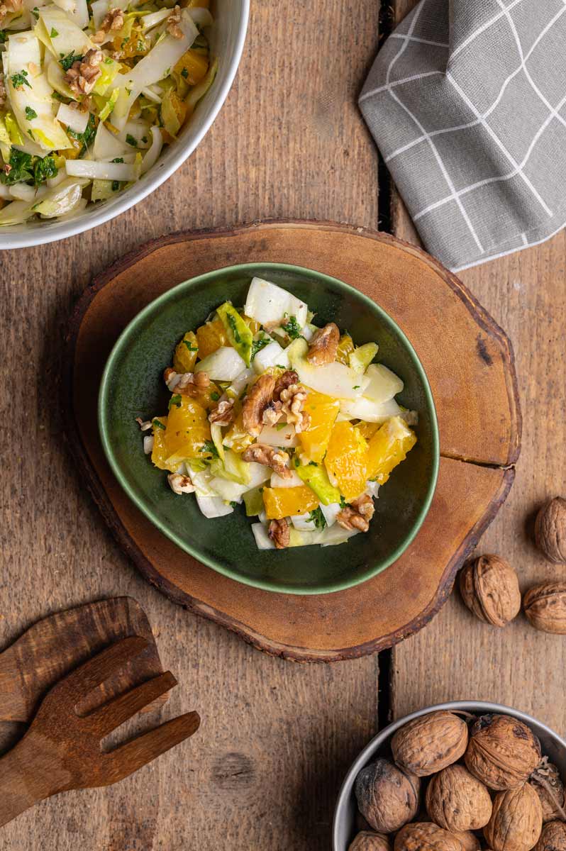 Frischer Chicorée Salat mit Orangenfilets, Walnüssen und Honig Senf Dressing