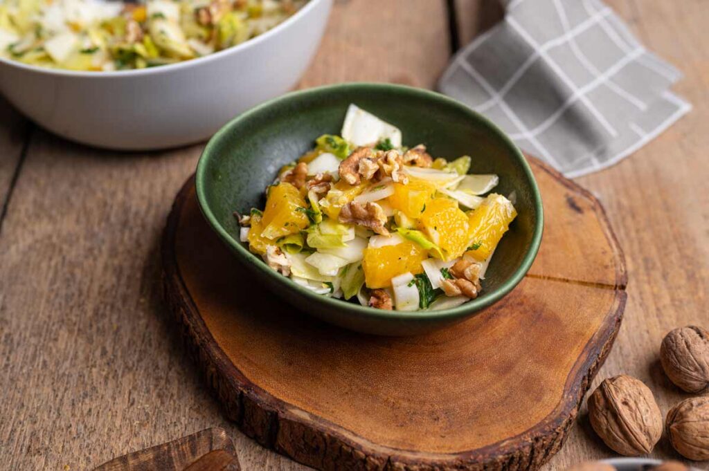 Einfacher Chicorée Salat mit Orangen und Walnüssen