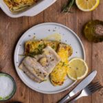 Knusprig gebratenes Hamachi Fischfilet mit Rosmarin und Knoblauch in Butter