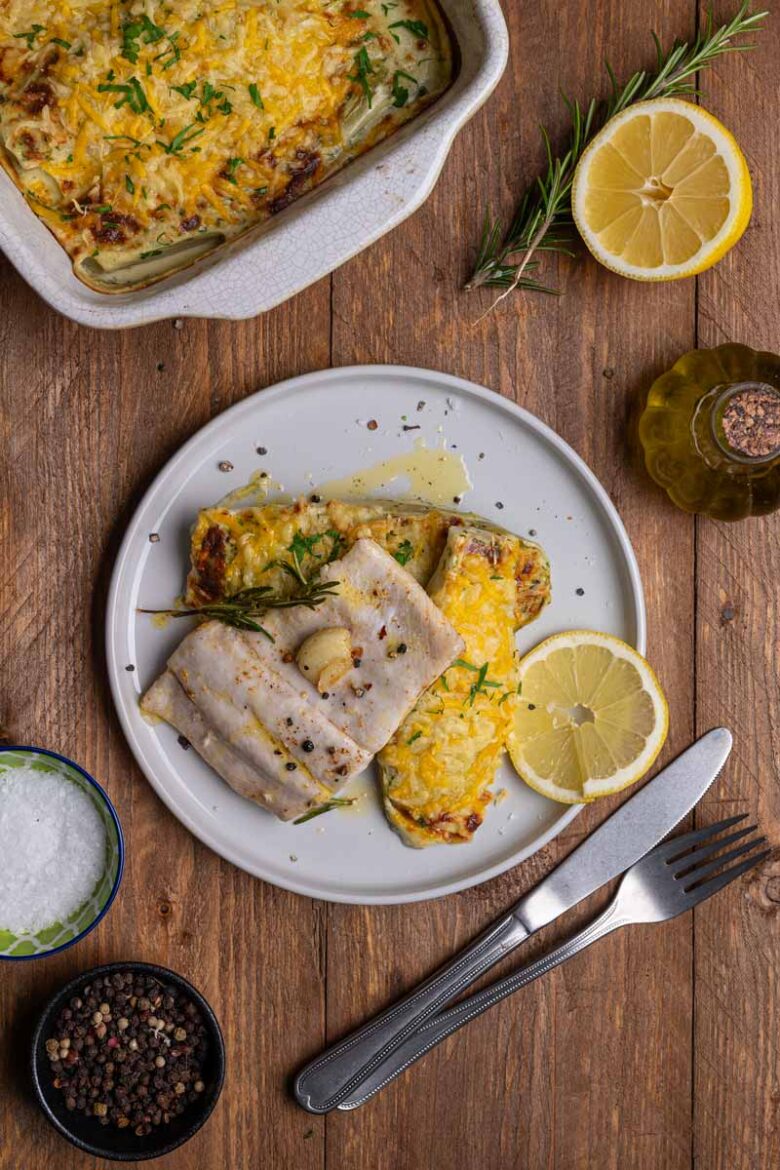 Knusprig gebratenes Hamachi Fischfilet mit Rosmarin und Knoblauch in Butter