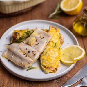 Gebratenes Hamachi Fischfilet auf überbackenem Chicorée serviert