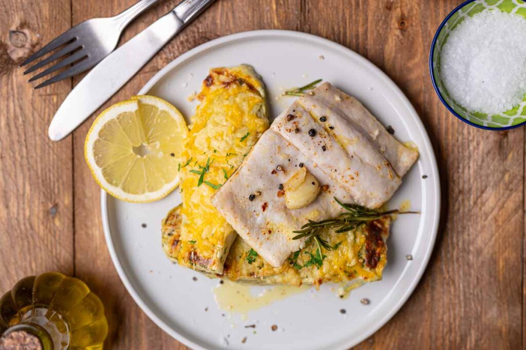 Edles Hamachi Gericht mit Chicorée auf modernem Teller angerichtet