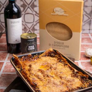 Frisch gebackene Wagyu Lasagne mit Parmesan Kruste in Auflaufform