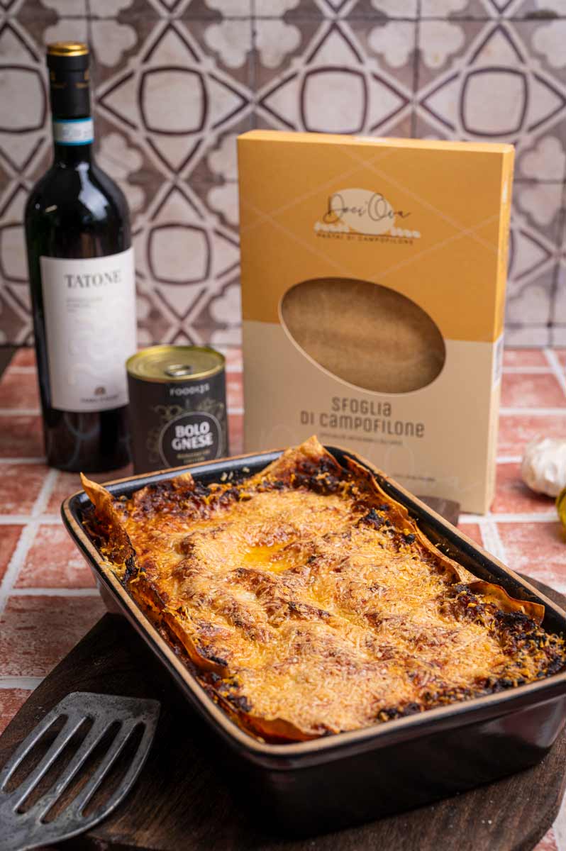 Frisch gebackene Wagyu Lasagne mit Parmesan Kruste in Auflaufform