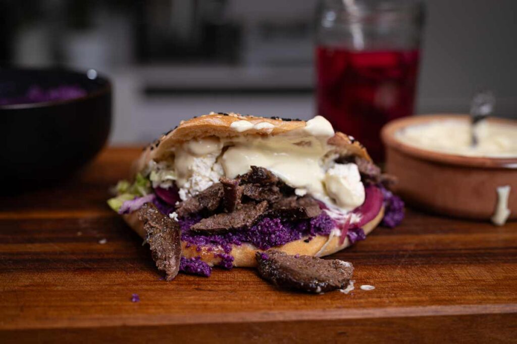Döner im selbstgemachten Brot mit Wagyu Fleisch und Rotkohlpesto
