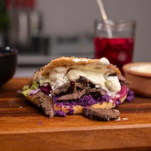 Selbstgemachter Wagyu Döner mit Brot, Aioli und Rotkohlpesto