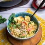 Fischcurry mit Kokosmilch und Heilbutt in cremiger Soße mit Reis angerichtet