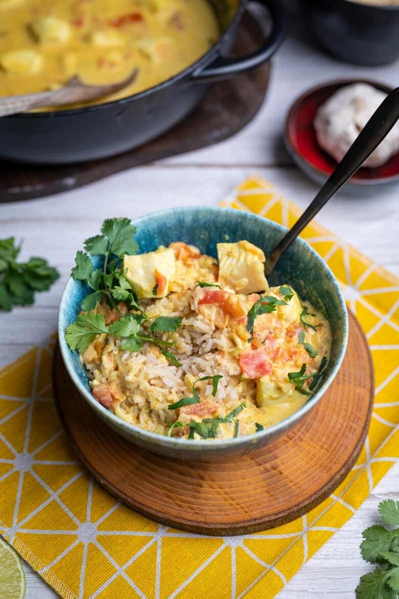 Fischcurry mit Kokosmilch und Heilbutt in cremiger Soße mit Reis angerichtet