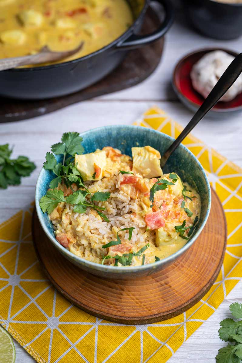 Fischcurry mit Kokosmilch und Heilbutt in cremiger Soße mit Reis angerichtet