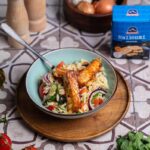 Knuspriger Hot Honey Halloumi auf mediterranem Kritharaki Salat mit Gemüse und Kräutern