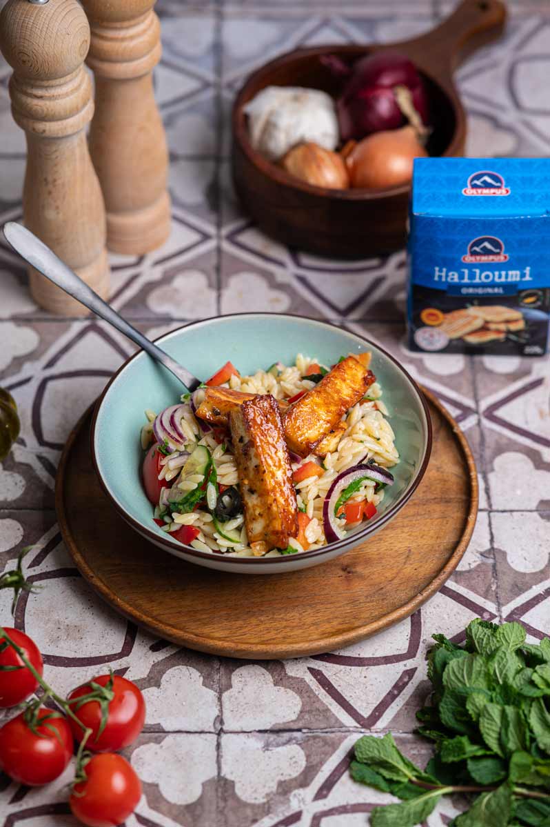 Knuspriger Hot Honey Halloumi auf mediterranem Kritharaki Salat mit Gemüse und Kräutern