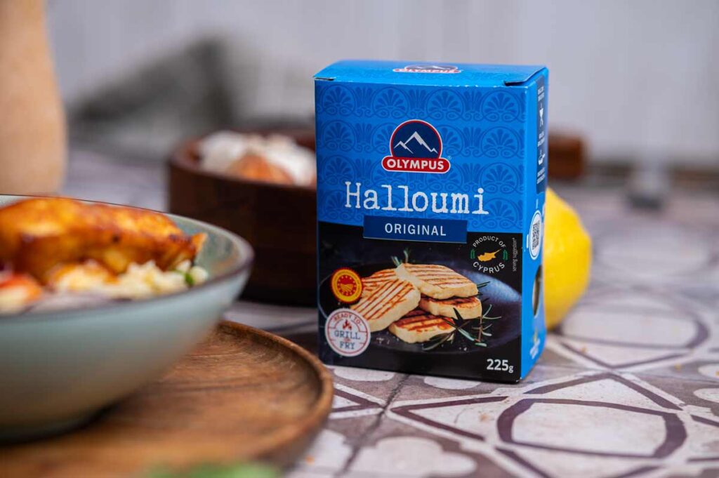 Goldbraun gebratener Halloumi Käse in der Pfanne mit knuspriger Kruste