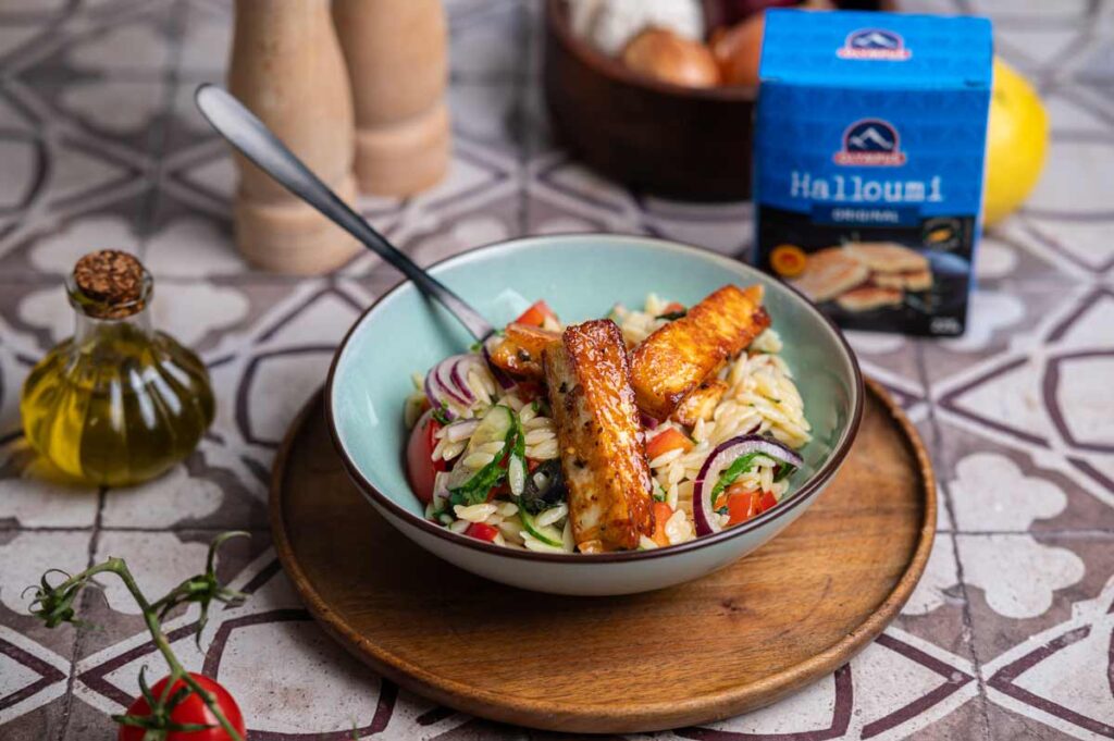 Halloumi in Honig Butter mit Chiliflocken karamellisiert in der Pfanne