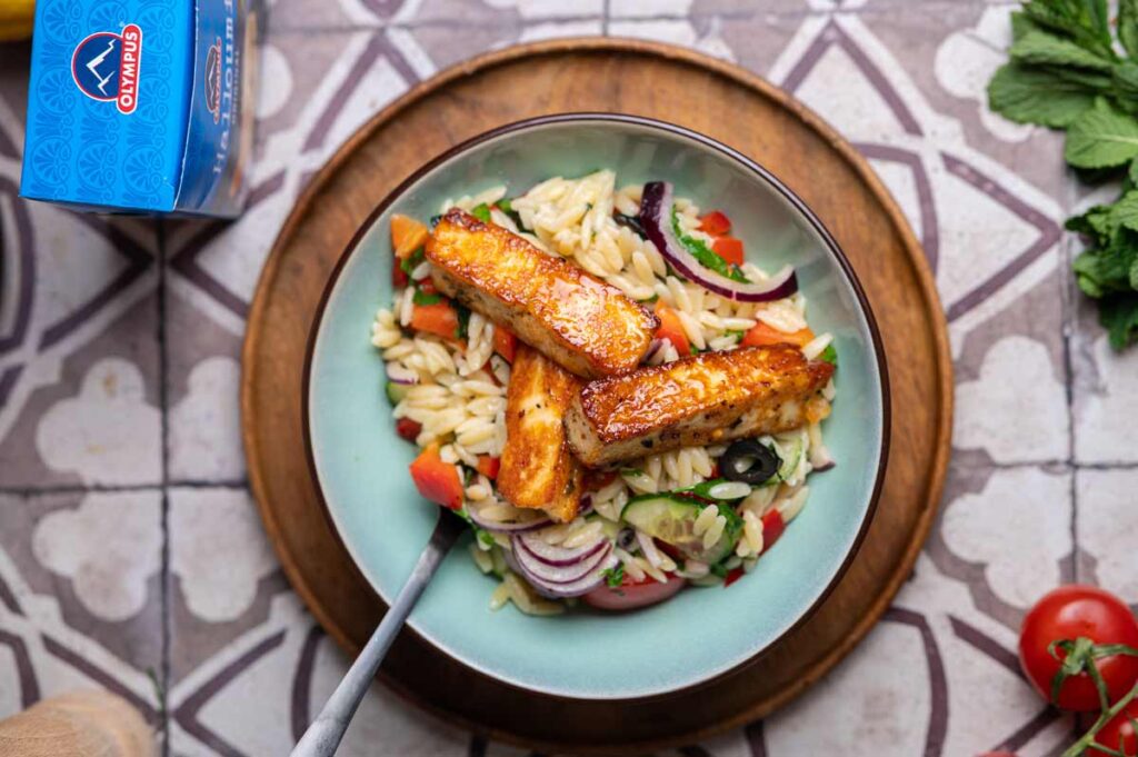 Frischer Kritharaki Salat mit Tomaten Gurke Paprika Oliven und Kräutern