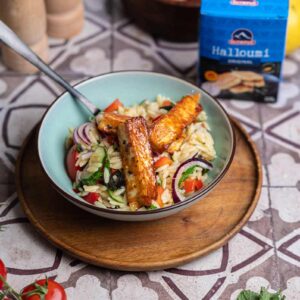 Fertig angerichteter Halloumi Salat mit süß scharfer Honig Glasur und frischen Kräutern