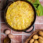 Spanische Kartoffel Tortilla in der Pfanne goldbraun gebraten