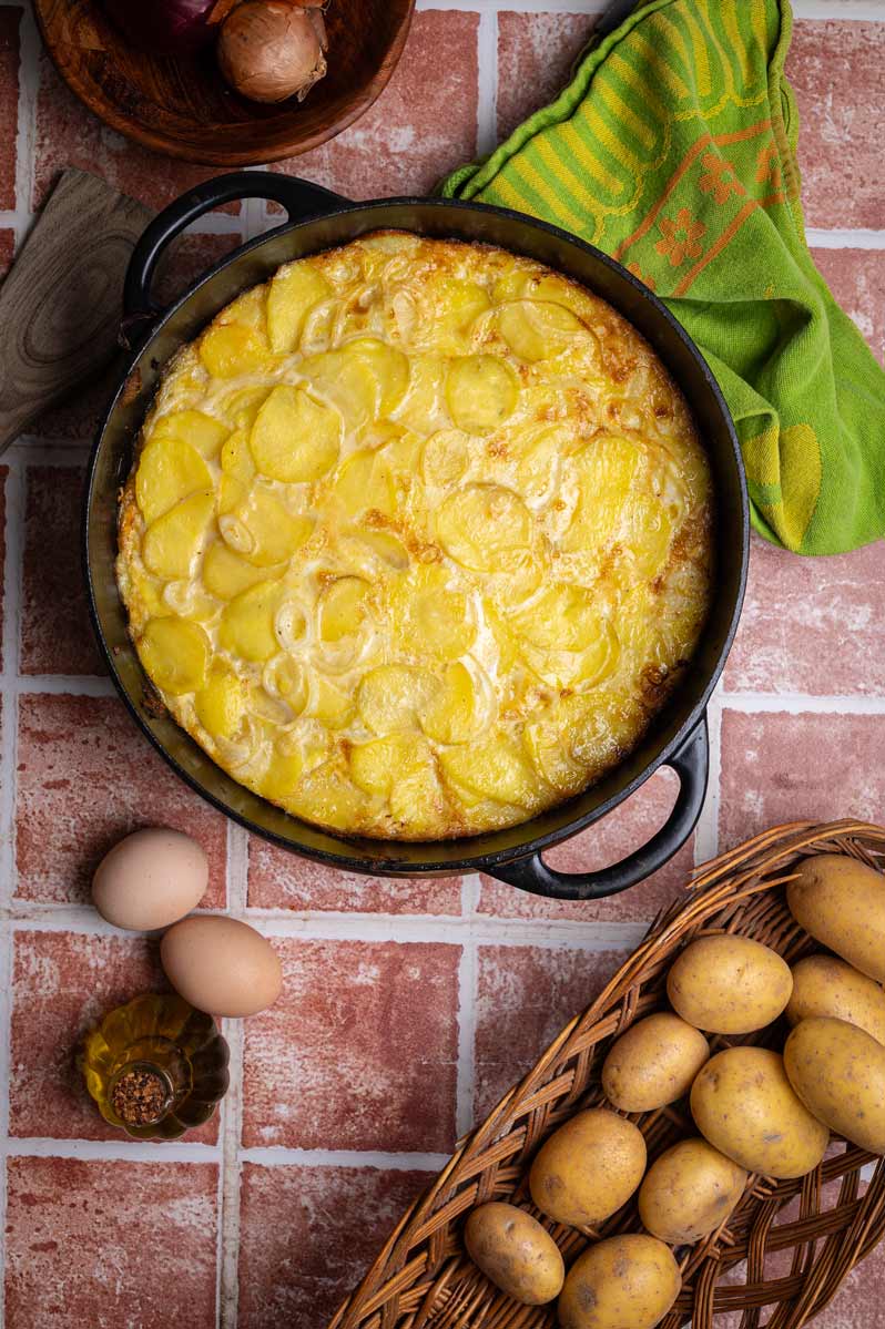 Spanische Kartoffel Tortilla in der Pfanne goldbraun gebraten