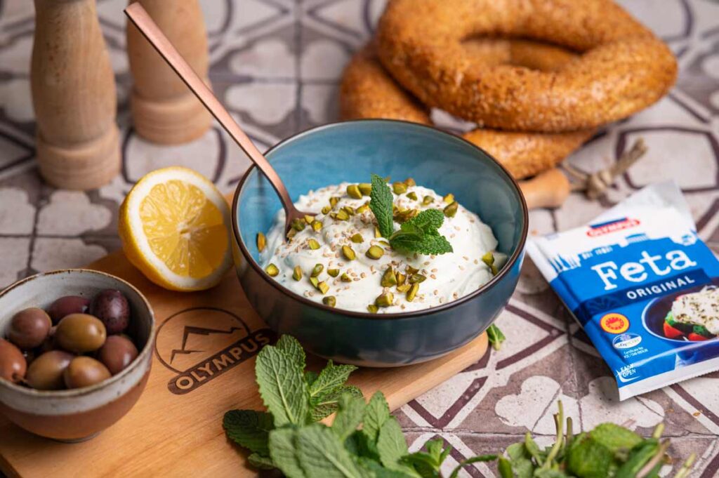 Cremiger Feta Dip mit Sesam und Olivenöl Topping