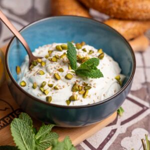 Angerichteter Whipped Feta Dip auf Teller mit Kräutern