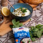 Cremiger Whipped Feta Dip mit Pistazien und Olivenöl angerichtet