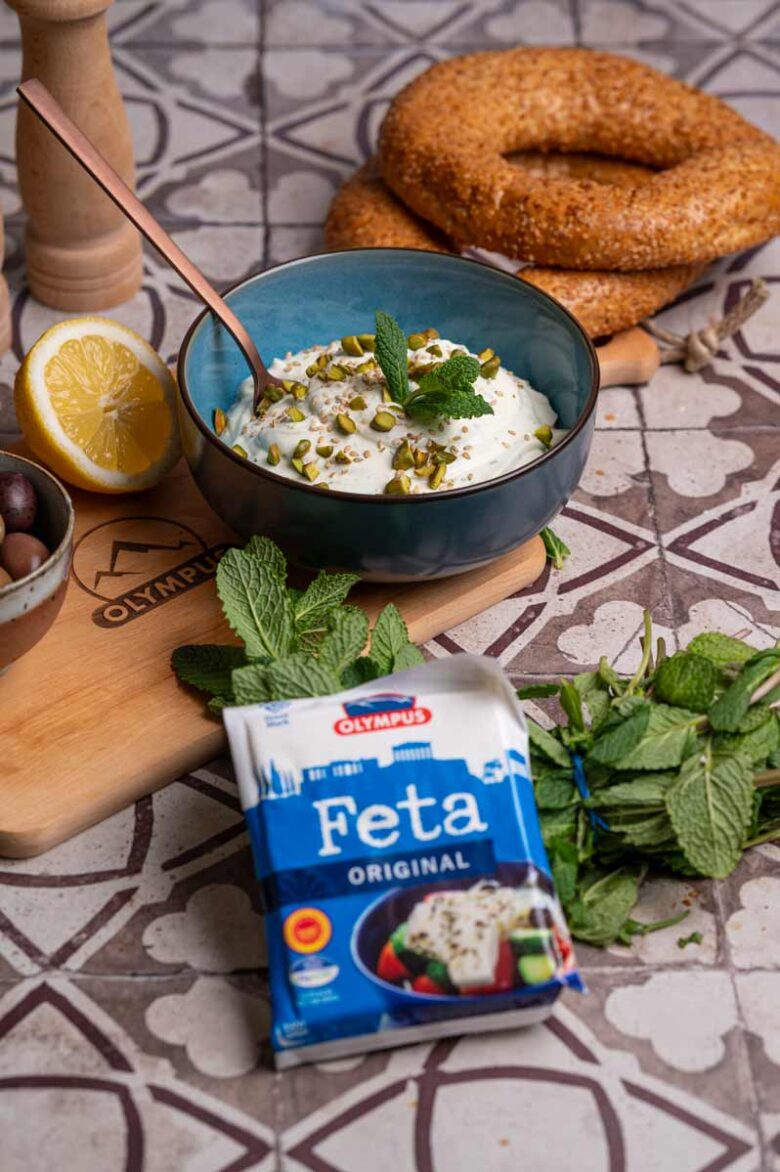 Cremiger Whipped Feta Dip mit Pistazien und Olivenöl angerichtet