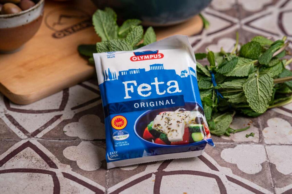 Nahaufnahme von original griechischem Feta von Olympus für den Wipped Feta Dip