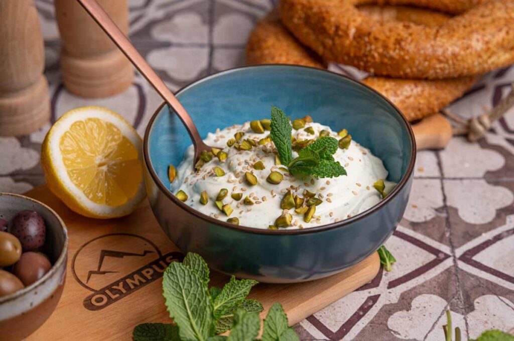 Whipped Feta Dip serviert mit frischem Fladenbrot
