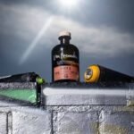 Flasche des Juicy G Old Tom Gin mit Yuzu, Orange und Agavendicksaft – entwickelt von Felix' Kochbook gemeinsam mit den Heimat Heroes.