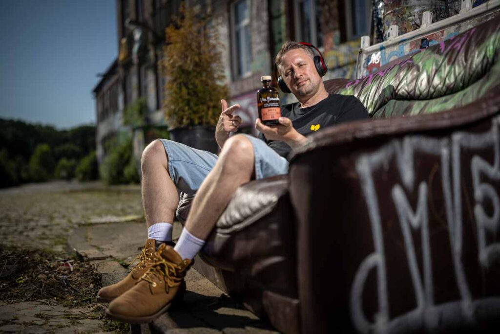 Felix von Felix' Kochbook präsentiert den Juicy G Old Tom Gin mit Yuzu und Agavendicksaft, entwickelt gemeinsam mit den Heimat Heroes.