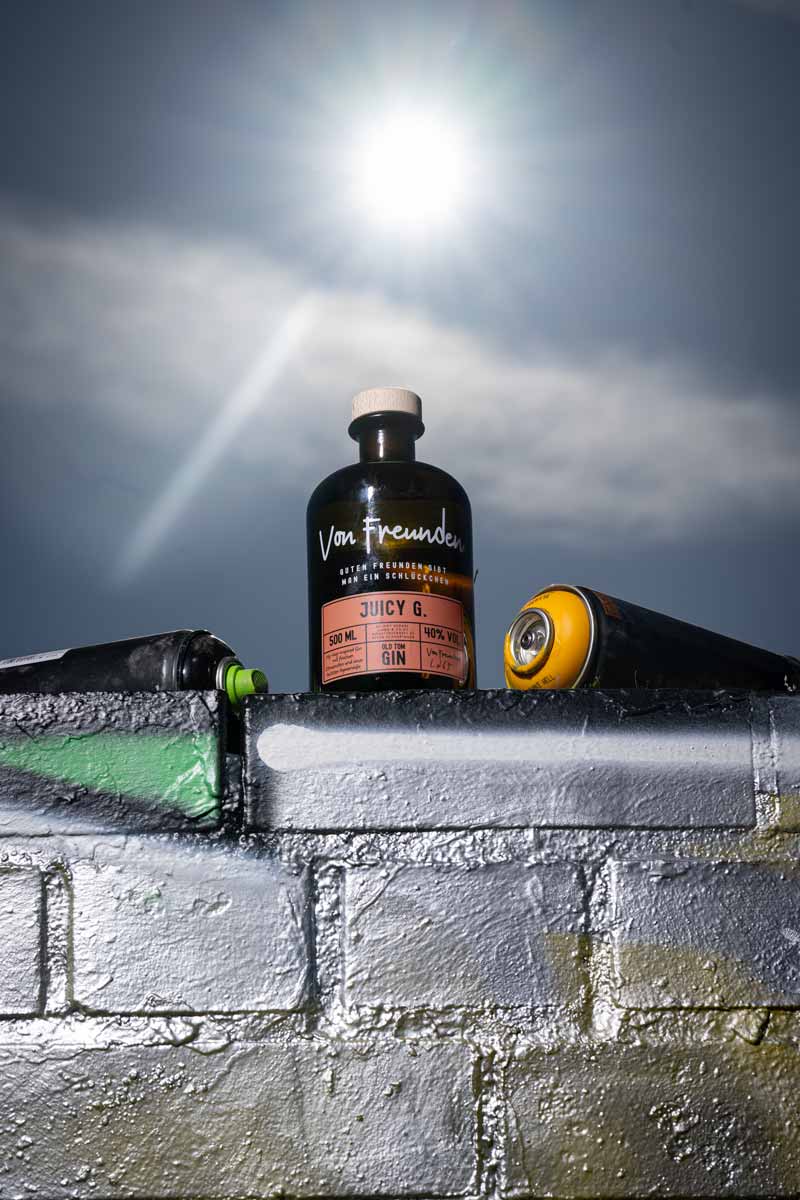 Flasche des Juicy G Old Tom Gin mit Yuzu, Orange und Agavendicksaft – entwickelt von Felix' Kochbook gemeinsam mit den Heimat Heroes.