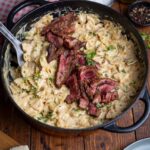 Cremige Pasta Alfredo mit zart gebratenem Entrecôte, Farfalle und frisch geriebenem Parmesan.