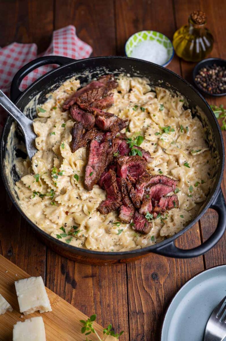 Cremige Pasta Alfredo mit zart gebratenem Entrecôte, Farfalle und frisch geriebenem Parmesan.