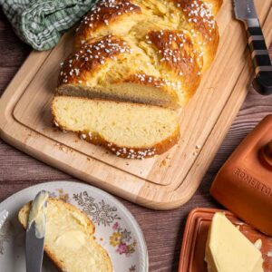 Selbst gebackener goldbrauner Hefezopf mit Hagelzucker