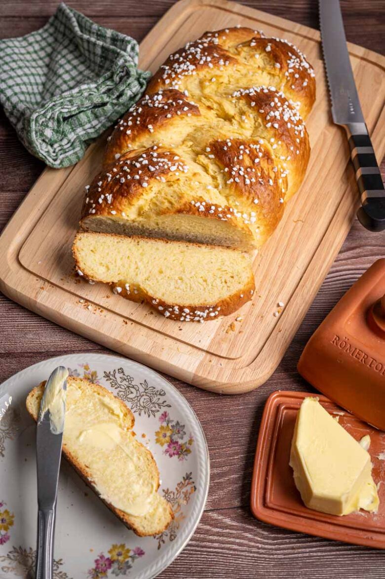 Selbst gebackener goldbrauner Hefezopf mit Hagelzucker