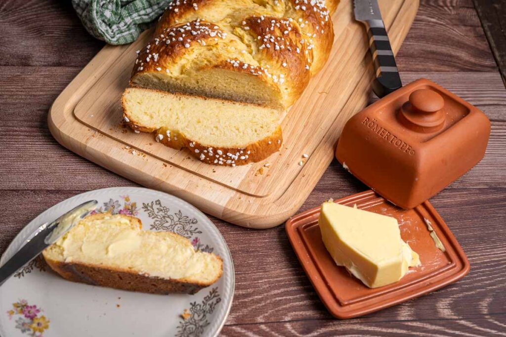 Goldbrauner Hefezopf frisch aus dem Backofen