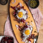 Dänischer Pariserbøf auf geröstetem Vollkornbrot mit Roter Bete, Kapern und Eigelb