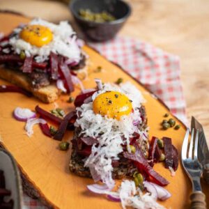 Pariserbøf Rezept mit saftigem Rinderhacksteak auf knusprigem Vollkornbrot