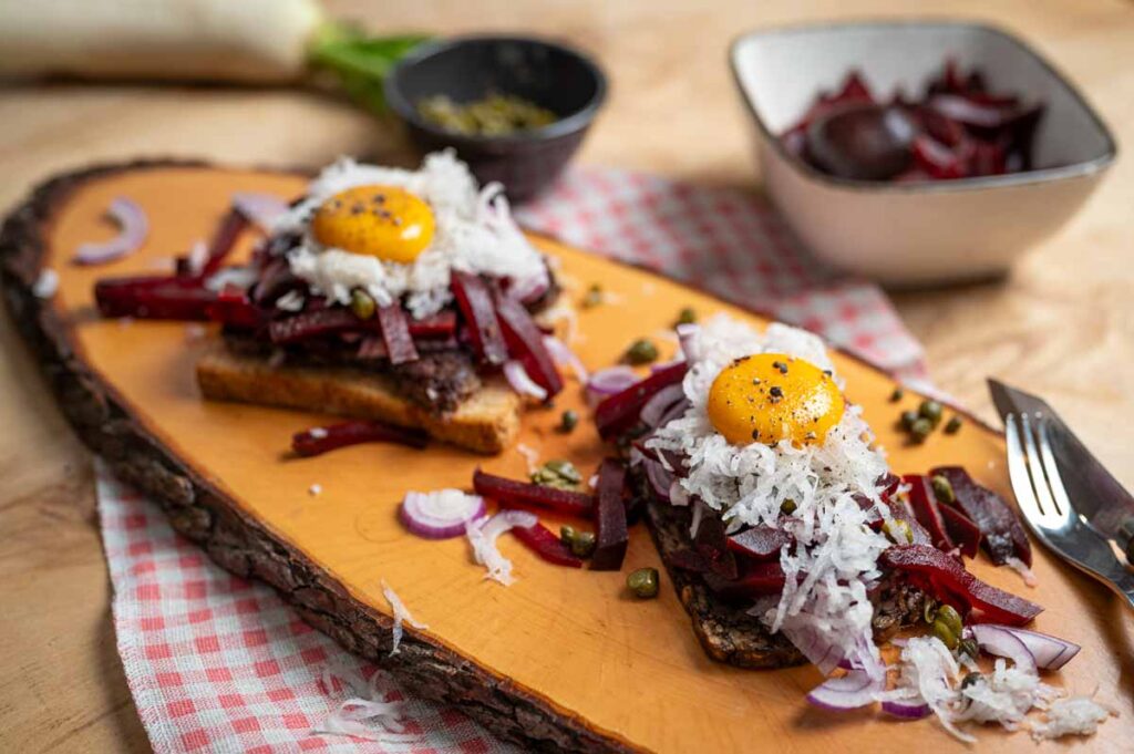 Pariserbøf mit Roter Bete und Eigelb