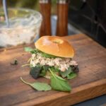 Bagel mit Wildkräutersalat und cremigem Smoked Lachs Salat