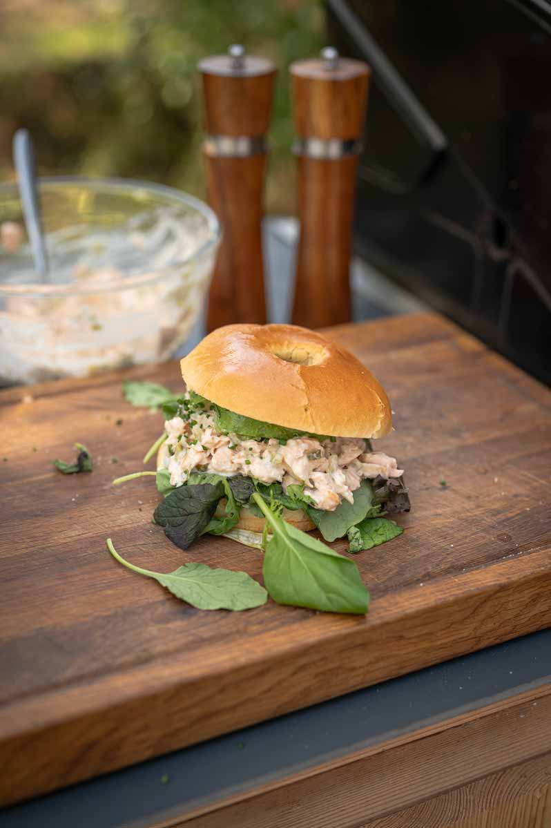 Bagel mit Wildkräutersalat und cremigem Smoked Lachs Salat