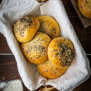 Aufgeschnittene selbst gemachte Burger Buns mit weicher Krume