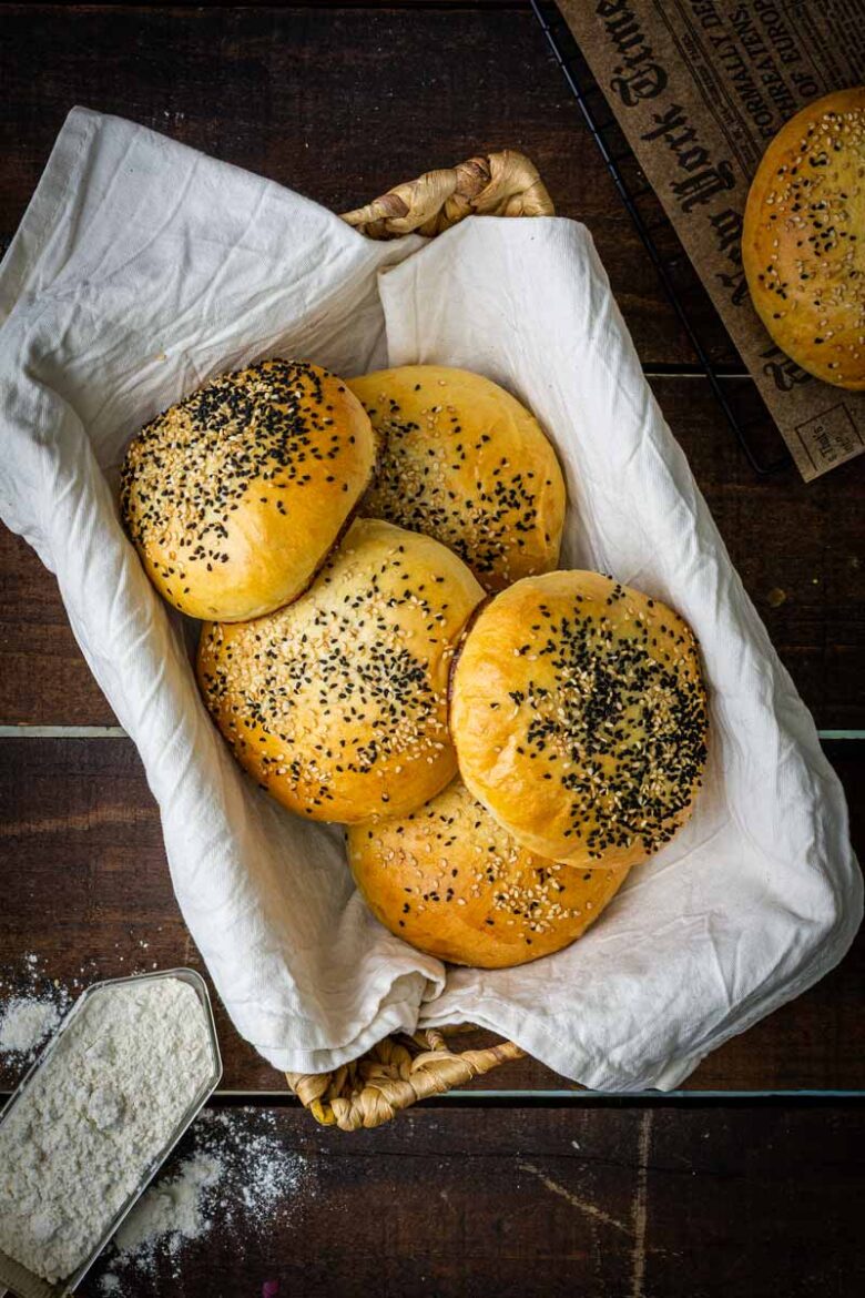 Aufgeschnittene selbst gemachte Burger Buns mit weicher Krume