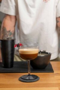 Halloween-Cocktail aus Espresso, Wodka und Lakritzlikör mit Fruchtgummi-Fledermäusen