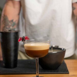 Halloween-Cocktail aus Espresso, Wodka und Lakritzlikör mit Fruchtgummi-Fledermäusen