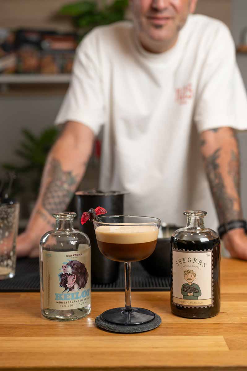 Lakritz-Espresso-Martini in einem gekühlten Martiniglas serviert