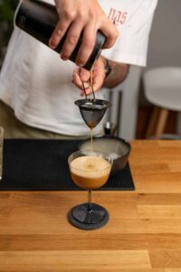 Selbst gemixter Espresso-Cocktail mit feiner Schaumkrone und Lakritz-Garnitur