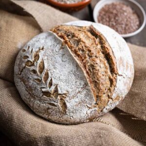 Goldbraune knusprige Kruste eines selbst gebackenen Dinkel-Körner-Sauerteigbrots