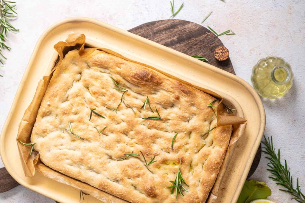 Aufgeschnittene Sauerteig-Focaccia mit lockerer Krume und großen Luftblasen