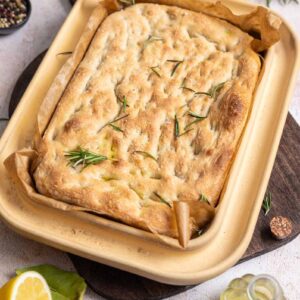 Goldbraune italienische Focaccia mit grobem Meersalz und frischem Rosmarin
