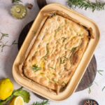 Selbst gebackene Focaccia mit Olivenöl, Rosmarin und typischen Fingermulden